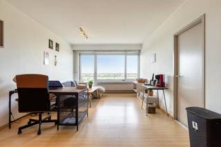 Dit instapklaar appartement met een slaapkamer en terras te koop in Antwerpen is gelegen in een residentieel gebouw op de tiende verdieping en heeft een bewoonbare oppervlakte van 72m². <br /><br />Indeling:<br />- Inkomhal met ingebouwde kasten<br />- Ruime woonkamer met toegang tot het terras dat uitzicht biedt over de Konijnenwei<br />- Terras 13m²<br />- Keuken<br />- Slaapkamer<br />- Badkamer met ligbad en lavabo<br />- Apart toilet<br />- Kelderberging<br /><br />Troeven:<br />- Ruim terras met prachtig uitzicht over de Konijnenwei<br />- Conforme elektrische keuring<br />- Veel potentieel<br />- Conciërge in het gebouw<br /><br />Ideaal als starters appartement of als investering.<br /><br />Dit appartement wordt te koop aangeboden voor een vraagprijs van 223.000 euro.<br />Mogelijkheid tot het aankopen van een ondergrondse garagebox met een vraagprijs van 35.000 euro.<br /><br />Bent u geïnteresseerd in een appartement of woning te koop in Antwerpen? Aarzel dan niet om ons te contacteren. <br />Had u graag uw eigen eigendom te koop aangeboden contacteer ons dan voor een vrijblijvende schatting, telefonisch op het nummer 03/206.76.76 of per mail naar antwerpen@dewaele.com.<br /><br />Ook voor alle andere vragen omtrent vastgoed, kopen of verkopen kan u steeds bij ons terecht!<br /><br />Bestuursmaatregelen in het maatregelenregister: nee<br /><br />Deze AI-visualisaties zijn bedoeld als inspiratie. Er werd geen rekening gehouden met technische specificaties, stedenbouwkundige voorschriften of de concrete mogelijkheden tot realisatie.