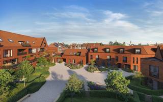 Ontdek Villa De Kroon, een eigentijds nieuwbouwproject in de geliefde Kristus-Koningwijk in Brugge. Dit unieke woonproject combineert een rustige leefomgeving met een centrale ligging vlak bij het historische stadscentrum, winkels, openbaar vervoer en belangrijke verbindingswegen.<br /><br />Villa De Kroon biedt een gevarieerd woonaanbod met stijlvolle appartementen, comfortabele gezinswoningen en karaktervolle lofts. Dankzij deze veelzijdige mix is er voor iedere levensfase en woonwens een passende woonoplossing. Alle woonentiteiten beschikken over aangename buitenruimtes waar je optimaal kan genieten van licht, rust en groen.<br /><br />De architectuur straalt tijdloze elegantie uit en werd ontworpen met veel aandacht voor kwaliteit, detail en een harmonieuze integratie in de Brugse omgeving. Hedendaags wooncomfort wordt gecombineerd met duurzame technieken, waardoor bewoners kunnen rekenen op een energiezuinige en toekomstgerichte woning. Geothermische energie vormt hierbij een belangrijke troef.<br /><br />Centraal in het project bevindt zich een prachtig aangelegd binnengebied dat de Scheepsdalelaan met de Kroonstraat verbindt. Deze groene ontmoetingsruimte creëert een oase van rust midden in de stad en draagt bij aan het aangename residentiële karakter van Villa De Kroon. Voor de woningen zijn bovendien privatieve tuinen voorzien, terwijl de appartementen genieten van ruime terrassen met zicht op het groen.<br /><br />Ook op praktisch vlak werd aan alles gedacht. Het project beschikt over een ondergrondse parkeervoorziening met garageboxen, staanplaatsen en bergingen. Daarnaast zijn er ruime fietsenstallingen voorzien, ideaal voor wie zich graag vlot en duurzaam door Brugge verplaatst.<br /><br />Villa De Kroon biedt het perfecte evenwicht tussen stadsleven en ontspanning. Hier woon je in een groene, rustige omgeving zonder in te boeten aan bereikbaarheid en comfort.<br /><br />Jouw nieuwe thuis in Brugge wacht op jou. Mis deze unieke kans niet en neem vandaag nog contact met Kenjiro via 0495 64 69 95 of waeles@immofrancois.be! <br /><br />Troeven<br /><br /><ul><li>Energiezuinig <br /><br /></li><li>Rustige ligging <br /><br /></li><li>Groene binnentuin <br /><br /></li><li>Kwalitatieve architectuur<br /><br /></li><li>Ruim parkeeraanbod<br /><br /></li><li>Ruime terrassen en privatieve tuinen<br /><br /></li><li>Vlotte verbinding naar centrum en invalswegen<br /><br /></li><li>Mix van appartementen, woningen en lofts</li></ul>
