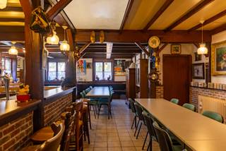 Unieke eigendom met uitzonderlijk potentieel op toplocatie in het groen. Ontdek deze veelzijdige en karaktervolle eigendom, gelegen op een uitgestrekt perceel van maar liefst 7.145 m². Een zeldzame opportuniteit voor wie ruimte, rust en tal van gebruiksmogelijkheden zoekt. De woning bevindt zich in een groene en rustige omgeving, vlakbij het prachtige recreatiedomein Breeven en in de nabijheid van de golf, ideaal voor natuurliefhebbers en actieve gezinnen. Deze woning beschikt over een ruime/ polyvalente ruimte (107m²), 2 keukens, 3 toiletten, berging, badkamer, douchekamer, 2 slaapkamers, een ruim werkhuis/garage (86m²) voorzien van een kantelpoort, 2 bureaus en een carport voor 2 wagens. Troeven van dit pand: 24 zonnepanelen, ruim perceel, perfect geschikt voor paardenliefhebbers of dierenhouders, grote bewoonbare oppervlakte met tal van indelingsmogelijkheden, gelegen in een rustige, groene omgeving met uitstekende bereikbaarheid, dichtbij recreatie, natuur en ontspanning. De woning biedt tal van mogelijkheden: combinatie wonen &amp; werken, vrij beroep of praktijkruimte, cohousing,... Een unieke kans om het geheel volledig naar eigen smaak en noden te transformeren. Zeker een bezoekje waard. Voor meer info of een bezoek bel gerust het nummer: 03/283.84.84 of mail naar christel@ax-quality.be Vg/Wg/Gmo/Vkr/Gvv EPC 204 KWh/m² (Energielabel C) UC 3822470. P score: D, G score: B, achterliggende grond: P score: D, G score: D