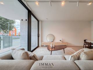 Ce luxueux appartement neuf orienté vers le sud est situé dans la prestigieuse résidence South View, dans un emplacement de choix au cœur de Knokke. Le Zegemeer, la Rubensplein et les célèbres rues commerçantes sont accessibles à pied. L'appartement bénéficie d'une vue panoramique grâce à de grandes fenêtres à l'avant et à l'arrière, offrant une luminosité exceptionnelle. L'espace de vie spacieux et lumineux avec une cuisine ouverte se connecte parfaitement à la terrasse avant orientée au sud, où vous pouvez profiter de la paix et de la tranquillité. La cuisine est entièrement équipée et offre un accès direct à une pièce de rangement pratique. En passant par le hall d'entrée et les toilettes séparées, vous accédez à la partie nuit, composée de trois chambres. L'une d'entre elles dispose d'une salle de bains attenante, tandis qu'une salle de douche séparée est également prévue. Deux chambres offrent un accès direct à la terrasse arrière, ce qui permet de profiter de l'extérieur en toute intimité. Une cave et un local à vélos (18 places) sont disponibles dans le bâtiment. Alliant luxe, confort et emplacement exceptionnel, cette propriété représente une opportunité unique au cœur de Knokke.<br /><br />6% de TVA possible pour l'achat de cet appartement.<br /><br />N'hésitez pas à nous contacter pour plus d'informations : tel : 050 62 44 14 ou via knokke@immax.be