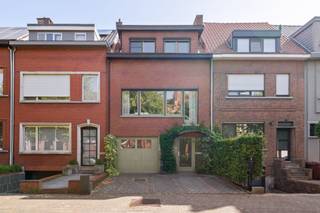 Deze ruime bel-etagewoning ligt in Deuzeld, een rustige en residentiële wijk in Schoten. Parken, scholen, winkels, horeca, sport en openbaar vervoer vind je vlakbij, terwijl je ook vlot aansluiting hebt met de omliggende gemeenten en invalswegen.<br /><br />Op het gelijkvloers ontdek je meteen een van de grote troeven: een royale polyvalente ruimte met heel wat mogelijkheden. Denk aan een kantoor, extra slaapkamer of studio. Voorzieningen voor een tweede badkamer en kitchenette zijn al aanwezig. Vanuit deze ruimte stap je rechtstreeks de groene, oostelijk georiënteerde tuin in.<br /><br />Op de eerste verdieping komt het dagelijkse leven samen. Grote ramen zorgen voor veel licht in de leef- en eetkamer, terwijl de keuken via een schuifraam rechtstreeks aansluit op het terras, met handige trap voor toegang tot de tuin. <br /><br />Een verdieping hoger zijn er drie slaapkamers en een badkamer met douche en dubbele wastafel. Vanuit de hoofdslaapkamer brengt een vaste trap je naar de afgewerkte zolderverdieping: opnieuw extra ruimte die je helemaal naar eigen wens kunt invullen. Een tweede zolderruimte zorgt voor praktische bergruimte.<br /><br />Een huis met veel plaats, verrassend veel mogelijkheden en vooral de vrijheid om mee te groeien met jouw verhaal.