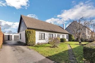 <p>Voor meer info of een bezoek, bel 053 59 49 33. Op een goede en centrale ligging in Welle bevindt zich deze solide bungalow met een vlotte bereikbaarheid. Winkels, scholen en openbaar vervoer bevinden zich op korte afstand. Het treinstation van Denderleeuw bereikt men in enkele minuten rijden en de oprit van de E40 bevindt zich op ongeveer 10 minuten, wat zorgt voor een uitstekende verbinding. De woning werd <strong>steeds zorgvuldig onderhouden</strong>, maar dient te worden gerenoveerd. Dit biedt de ideale kans om hier een tijdloze bungalow te creëren, volledig naar eigen smaak en noden. Het <strong>gelijkvloers </strong>omvat een inkomhal, <strong>ruime en lichtrijke leefruimte</strong>, keuken, berging/wasplaats, bureau, <strong>één slaapkamer</strong> en bijkomende bergruimte. Op de <strong>verdieping</strong> bevinden zich een ruime nachthal en <strong>twee slaapkamers</strong>. Een woning met <strong>veel potentieel, ruimte en een sterke ligging</strong>, ideaal voor wie op zoek is naar een bungalow met renovatiemogelijkheden. Daarnaast beschikt het pand over een <strong>ruime garage met plaats voor twee wagens, een brede oprit, voortuin, terras en een ruime tuin met vijver. </strong>Centrale verwarming op stookolie - Buitenschrijnwerk in hout met dubbel glas - Airconditioning aanwezig - Geen renovatieplicht</p>