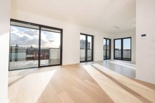 BRUSSEL, fantastisch gelegen penthouse op de 6de verdieping van de residentie UNIQ. Gelegen naast het Sint-Katelijneplein, in het bruisende deel van de stad kan u deze fanatische penthouse terugvinden. Het appartement beschikt over mooi en grote woonkamer van +60m² met salon allemaal uitkomende op het terras van 50m². Super ingerichte open keuken met centraal eiland en hypermoderne keukentoestellen. In het totaal zijn er 3 grote slaapkamers (18m², 12m² en 10m²) met elk een eigen badkamer. De masterbedroom beschikt over een gezellig privéterras van 7,12m². Volledig Future Proof gebouw met EPC B+ en hoge akoestische isolatiewaarde. <br />Verkoop onder BTW op de bouw (6 % onder voorwaarden ) en registratie op de grond (12,5 %).