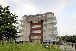 Bel appartement avec terrasse et garage<br /><br /><span>Composé de : hall d'entrée, wc, 1chambre, salle de bains avec douche et lavabo, remise, séjour lumineux avec cuisine ouverte. Terrasse spacieuse avec superbe vue. Garage au sous sol. L'appartement se trouve au 4eme étage. </span><br /><br /><span><strong>- Econome en énergy !!<br />- Très belle vue<br />- Disponible le 15/07/2026<br />- 50€ p/m frais syndic </strong></span><br /><br /><span>PEB:</span><span> </span><span>E 52-98 kWh/m² -UC EP06313</span><br />