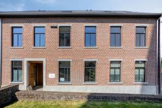 Dit ruime en lichtrijke appartement met een oppervlakte van 125m² bevindt zich aan het gezellige dorpsplein van het rustige, landelijke Holsbeek.Via...