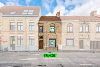 In het hartje van Diksmuide, gelegen in de vernieuwde stationsbuurt ,bevindt zich deze knusse woning.De eigendom omvat een inkomhal, een ruime living...