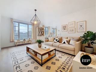 Immo Store presenteert een RUIM EN LICHTRIJK 1-slaapkamerappartement, gelegen op de derde verdieping van een goed onderhouden mede-eigendom, op...