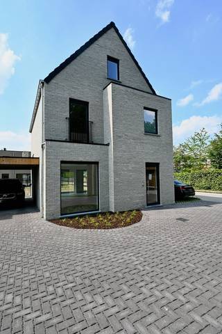 Nieuwbouwwoning in centrum Broechem met 3 tot 4 slaapkamers !<br /><br />Indeling : Inkomhal , apart toilet , woonkamer met open keuken , berging .<br />Verdiep : Nachthal , 3 slaapkamers , badkamer , apart toilet , wasplaats .<br />Vaste trap naar de zolderverdieping waar nog een 4de slaapkamer mogelijk is .<br /><br />Deze woning wordt voorzien van vloerverwarming met warmtepomp , zonnepanelen , ventilatiesysteem .<br /><br />Plannen en lastenboek te downloaden op onze website . <br /><br />Deze woning kan snel opgeleverd worden ! 