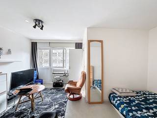 De op te frissen studio beschikt over een praktische leefruimte met ingemaakte kasten, een aparte badkamer en een klein terrasje waar u even kan genieten van de buitenlucht. De ramen werden vernieuwd, wat bijdraagt aan het comfort en de energiezuinigheid van het appartement. Bovendien is de elektriciteit conform en beschikt de studio over een gunstig EPC-label B.Troeven:-Centrum Leuven-Vlotte verhuurbaarheid-Lift vernieuwd-Momenteel verhuurd aan 611€/maandInteresse? Neem gerust contact op met Dewaele vastgoed voor meer informatie of een bezoek ter plaatse.Deze AI-visualisaties zijn bedoeld als inspiratie. Er werd geen rekening gehouden met technische specificaties, stedenbouwkundige voorschriften of de concrete mogelijkheden tot realisatie.Bestuursmaatregelen in het maatregelenregister: nee