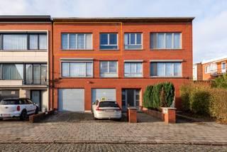 <p>Welkom in de Chrysantenstraat, waar op de tweede verdieping een appartement wacht dat precies doet wat het moet doen: goed wonen makkelijk maken.<br />Geen groot appartementsblok, geen overbodige kosten, wel een kleinschalig gebouw met betonstructuur en lage gemeenschappelijke kosten. Rustig, degelijk en overzichtelijk.</p>
<p>Binnen? Licht en logisch.<br />De open leefruimte ligt aan de straatkant en brengt zithoek, eetruimte en keuken mooi samen. Alles loopt vlot in elkaar over, zonder in te boeten aan ruimte of comfort. Koken terwijl je gasten aan tafel zitten? Check. Voldoende daglicht? Dubbel check.</p>
<p>Achteraan vind je twee slaapkamers: één ruime slaapkamer, en een tweede compactere kamer die zich moeiteloos laat invullen als kinderkamer, bureau of dressing. Flexibel wonen, zoals het vandaag hoort.</p>
<p>De badkamer is praktisch en comfortabel, met een ligbad (inclusief douchefunctie) en lavabo.<br />Verder is er een apart toilet en een verrassend nuttige berging met aansluiting voor wasmachine en extra opslag. Klein detail, groot gemak: hier draait je was gewoon door, zonder dat iemand er last van heeft.</p>
<p>Ook technisch zit alles snor: conforme elektriciteit, een condensatieketel voor efficiënte verwarming en een <strong>EPC met een mooie groene B</strong>. Dubbele beglazing, veiligheidsdeur en een fietsenstalling maken het plaatje compleet.</p>
<p>Extra’s die tellen:<br />- Instapklaar appartement<br />- Kleinschalig gebouw met betonstructuur<br />- EPC B<br />- AREI conform <br />- Lage gemeenschappelijke kosten: 80€/mnd (incl water)<br />- Fietsenstalling<br />- Vraagprijs = richtprijs<br /><br />Benieuwd om het zelf te ontdekken? Wij leiden je graag rond.</p>