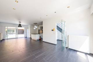 <div>Bent u op zoek naar een instapklare gezinswoning op een toplocatie? Dan zal deze prachtige woning u ongetwijfeld bekoren. Gelegen in een rustige doodlopende straat, omringd door groen en stijlvolle woningen, geniet u hier van een veilige en aangename leefomgeving waar kinderen nog zorgeloos kunnen spelen.</div>
<div><br /><strong>GELIJKVLOERS</strong></div>
<div>- Verzorgde inkomhal met gastentoilet en handenwasser<br />- Ruime, lichtrijke leefruimte met grote raampartijen<br />- Moderne open keuken, volledig uitgerust met kwaliteitsvolle toestellen en een praktisch keukeneiland<br />- Berging met aansluiting voor wasmachine en droogkast<br />- Rechtstreekse doorgang naar de tuin</div>
<div></div>
<div>Buiten geniet u van een sfeervol terras met een gezellige loungehoek, ideaal om te ontspannen of gasten te ontvangen. De onderhoudsvriendelijke tuin biedt bovendien veel privacy dankzij de afwezigheid van inkijk.<br />Achter de woning bevindt zich bovendien een privatieve garagebox, inbegrepen bij de woning.</div>
<div><br /><strong>EERSTE VERDIEPING</strong></div>
<div>- Twee ruime slaapkamers<br />- Praktische dressing of berging<br />- Comfortabele badkamer uitgerust met een ligbad, aparte douche, lavabo en toilet</div>
<div><br /><strong>TWEEDE VERDIEPING</strong><br />- Twee ruime slaapkamers, afgewerkt met Veluxramen die zorgen voor een aangename lichtinval<br /><br /><br /><strong>POSITIEVE ASPECTEN<br /></strong><span>- Instapklare gezinswoning<br /></span><span>- 4 Volwaardige slaapkamers<br /></span><span>- Rustig gelegen in</span><span> bijzonder gegeerde, groene en kindvriendelijke woonwijk<br /></span><span>- Op wandelafstand van scholen, winkels, speeltuinen en de Waterbus<br /></span><span>- Goede EPC-score<br /></span><span>- Onmiddellijk beschikbaar</span></div>