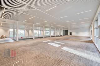 Magnifique espace de bureaux haut de gamme de 1.188 m² à louer SUR la sortie 1 (Ledeberg) de l'autoroute E17 ainsi qu'à proximité du ring de Gand (R40) et de la gare de Gand-Saint-Pierre (+/- 2 km). L'espace de bureaux est de haute qualité et se situe aux 10ème et 11ème étages (= dernier étage) d'un immeuble de bureaux élégant avec une vue phénoménale sur Gand. Les bureaux de haute qualité sont divisés en plusieurs zones, dont une réception, une salle de réunion et des espaces de bureaux séparés. Disponibles immédiatement ! Accessibilité optimale par tous les moyens de transport. D'autres surfaces sont également disponibles à partir de 288 m². Contactez PANORAMA pour de plus amples informations ou une visite de site sans engagement au 09 225 09 02.
