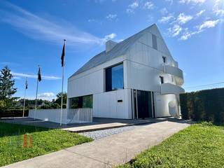 Fantastisch gelegen high-end, stand alone polyvalent gebouw met een oppervlakte van 747 m² te huur langs de bedrijvige Assesteenweg en op amper 2...