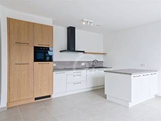 <p>Ontdek dit prachtige nieuwbouwappartement, gelegen in een rustige straat met een uitstekende bereikbaarheid.<br />Op wandelafstand vindt u winkels, scholen en openbaar vervoer. Dit maakt deze ligging bijzonder aantrekkelijk.<br />Het appartement heeft een bewoonbare oppervlakte van 78 m² en beschikt over een ruim, zuidgericht terras waar u volop kunt genieten van zon en buitenruimte.<br />Binnenin treft u een lichtrijke living met een open, volledig uitgeruste keuken. Deze is voorzien van alle moderne comfort waaronder een vaatwasser, inductiekookplaat, koelkast en combi-oven.<br />Het appartement beschikt over twee slaapkamers. De badkamer is stijlvol ingericht met een inloopdouche en een enkele wastafel. Daarnaast is er een apart toilet voor extra comfort.<br />Dankzij de aanwezigheid van een warmtepomp met vloerverwarming geniet u van energiezuinig en aangenaam wonen het hele jaar door.<br />Verder beschikt het appartement over een autostaanplaats en een praktische berging in de kelderverdieping.<br />Kortom, een ideaal appartement voor wie comfortabel en energiezuinig wil wonen op een rustige, maar centrale locatie.</p><p>Vaste kosten: 80 euro.</p><p>Wens je graag een bezichtiging, bel 016/ 90 10 21 of per mail: info@future-home.be.</p><p>EPC: nieuwbouw</p><br />