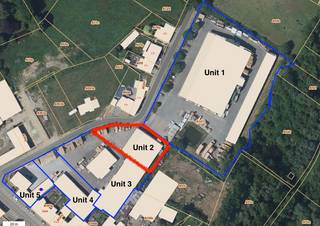Deze functionele bedrijfshal maakt deel uit van een ruim industrieel terrein van 1,7 hectare, gunstig gelegen op slechts 7,5 km van het centrum...