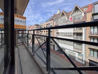 Dit mooi appartement is centraal gelegen in Knokke, nabij het strand en de Lippenslaan.Indeling: inkomhall met vestiaire en afzonderlijk toilet...