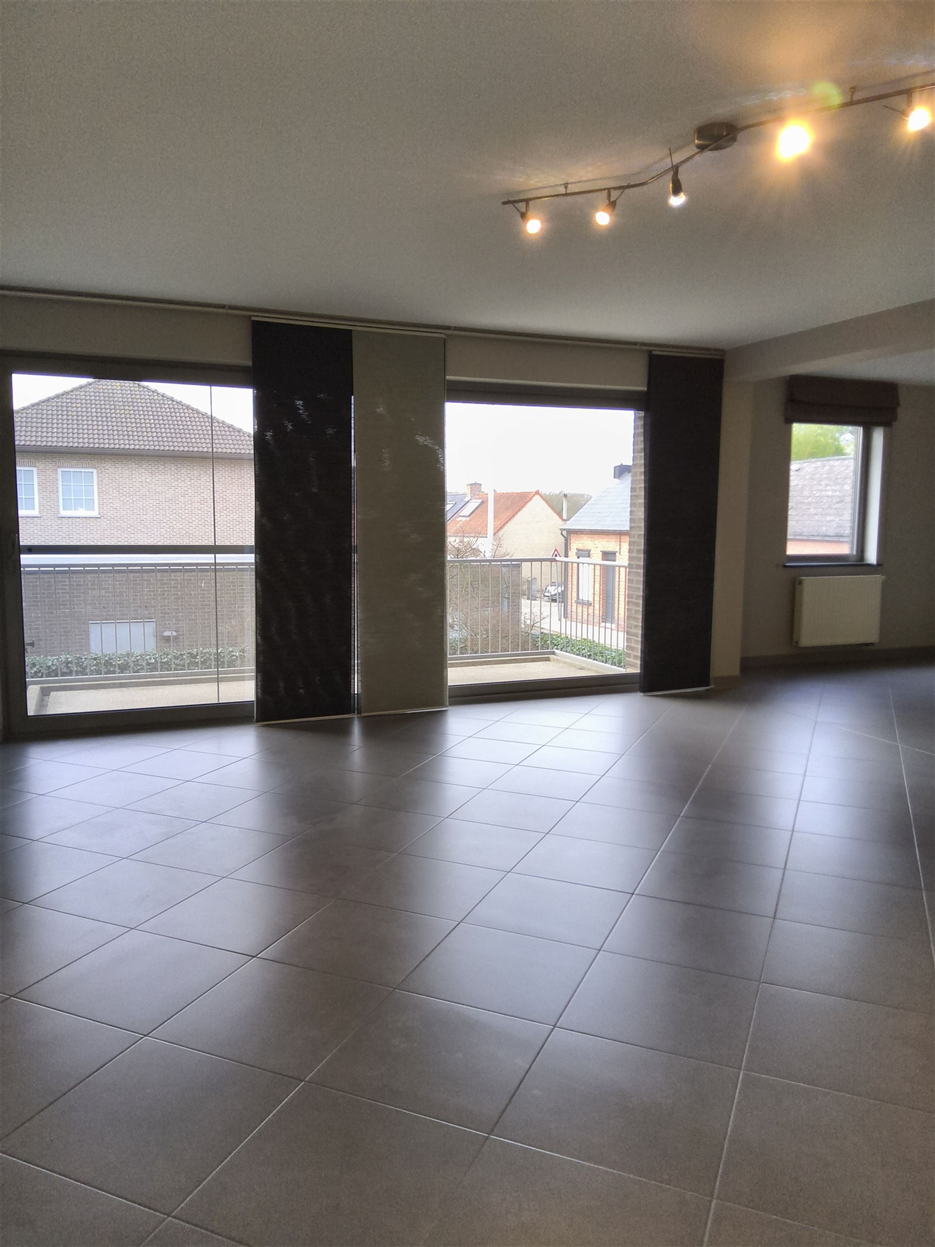 Ruim 2 slaapkamer-appartement met garage - foto 2