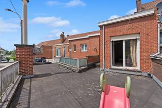 <strong>Omgeving</strong><br />Deze ruime woning is gelegen in de Lourdesstraat te Oostakker, een aangename en goed bereikbare woonomgeving op korte afstand van Gent. Dankzij de vlotte verbinding met de R4, het stadscentrum en de belangrijkste invalswegen geniet u hier van een uitstekende bereikbaarheid. Winkels, scholen, openbaar vervoer en diverse ontspanningsmogelijkheden bevinden zich bovendien in de onmiddellijke omgeving, wat deze locatie bijzonder aantrekkelijk maakt voor gezinnen.<br /><br /><strong>Ruime gezinswoning met 4 slaapkamers, garage en dakterras.</strong><br />Bij het betreden van de woning komt u terecht in de inkomhal die toegang biedt tot de lichtrijke leefruimte. Deze aangename woonruimte biedt voldoende plaats voor een gezellige zithoek en eetruimte en vormt het centrale ontmoetingspunt van de woning.<br />Verder beschikt de woning over een praktische keuken met aansluitend de nodige bergruimte. De functionele indeling zorgt voor een comfortabel dagelijks gebruik en biedt tal van mogelijkheden om de woning volledig naar eigen smaak in te richten.<br />Op de verdieping bevinden zich vier volwaardige slaapkamers, waardoor deze woning uitermate geschikt is voor grotere gezinnen of voor wie extra ruimte wenst voor een bureau, hobbykamer of dressing. De badkamer is centraal gelegen en voorziet in alle nodige comfort.<br />Een absolute meerwaarde is het aangename dakterras, waar u in alle rust kunt genieten van de buitenlucht. Daarnaast beschikt de woning over een garage, wat zorgt voor extra comfort en een veilige parkeer- of opslagplaats.<br />Dankzij de combinatie van haar ruime bewoonbare oppervlakte, vier slaapkamers, garage en buitenruimte biedt deze woning een uitstekende opportuniteit voor gezinnen die op zoek zijn naar ruimte en een gunstige ligging.<br /><br /><strong>Absolute pluspunten</strong><br />+ 4 slaapkamers<br />+ Garage<br />+ Aangenaam dakterras<br />+ Goede bereikbaarheid<br />+ Nabij winkels, scholen en openbaar vervoer<br /><br />Voor meer informatie of een bezoekmoment: contacteer Abdil op: abdil@oko.immo of 0484 14 96 86