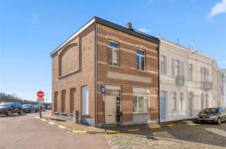 <p><span>Rarely in fields and roads do we come across such’a beautiful facade. On the list of architectural heritage, we read:</span><span> “</span><span>Simple civilian house from the reconstruction period after World War I. Design by Ch. Van de Velde from 1927.” We love the varied arched wall openings and the different colors in the brickwork. </span><span>Inside the house, the living room with high ceiling, flows seamlessly into the eat-in kitchen (Ikea), with dishwasher and vitroceramic hob (AEG) and room for a future oven. Thanks to its orientation, the living space remains quite cool in summer. The house has cream-colored aluminum windows. Abundant storage space is provided, in the form of a large storage room and a separate large laundry room. The well-oriented outdoor space, gives out onto the Municipal Street through a door, which is convenient if you come home by bike. The house has 2 bathrooms, one on the ground floor, with toilet, bath and sink, plus a second bathroom on the second floor to the master bedroom, with toilet and sink. There are now two large rooms and one smaller one on the</span><span> 1st floor, but you can create additional rooms under the insulated roof if you wish. For the sake of aesthetics, the original stairs and doors were kept as much as possible. The Gemeentestraat runs alongside the Grote Nete River and its associated bicycle path (Kunststedenroute). Further down the street, near the town hall, there are many parking spaces, where you can park your car without a disc.</span></p><p><span> </span></p>