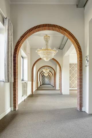 In het hart van Diepenbeek ligt het karaktervolle klooster ‘Royer Heide’. Deze site, met een commerciële oppervlakte (ca 1.450 m²) (multi-functionele invulling) op 1ha32a met parkeermogelijkheden, biedt een uitzonderlijke kans voor wie op zoek is naar een veelzijdig vastgoedproject.HISTORIEK:Het klooster vervulde decennialang een belangrijke rol (onderwijs, zorg en religieus leven) binnen de gemeenschap. De oorspronkelijke pastorij werd gebouwd in 1938 en in 1968 uitgebreid. Dankzij de solide bouw en duurzame structuur zijn er tal van mogelijkheden voor herontwikkeling. Hoewel het pand geen beschermd erfgoed is – wat flexibiliteit in herbestemming biedt – wordt sterk aangeraden om de gevel te behouden, om zo de architecturale waarde en het unieke karakter te bewaren.INTERESSE? Catherine Colson | catherine.colson@dewaele.com | T: 0475/85.10.04INDELING: (plannen beschikbaar op kantoor)4 verdiepingen, verbonden door lift en centrale traphal- kelderverdieping: opslagruimte en multifunctionele kamers- 2 verdiepingen: multifunctionele ruimtes- ruime zolder: multifunctionele ruimtesUitgestrekte tuin en parkeermogelijkheden. Totale opp: 1ha32aBESTEMMINGSMOGELIJKHEDEN:Volgens de gemeente Diepenbeek ligt de site in woongebied en parkgebied. Studentenhuisvesting is uitgesloten, maar herbestemming naar onder meer commerciële invulling, wonen, toerisme, zorg, .... is mogelijk.Commerciële invulling: praktijkruimte, horeca, kantoren of andere commerciële activiteiten.Zorg- en gemeenschapsprojecten: zorgcentrum, culturele initiatieven, ....Toerisme: boetiekhotel, B&B of vakantieverhuur, ...Wonen: ontwikkeling naar appartementen, cohousingproject, sociaal wonen, ....Alle relevante stukken (plannen, attesten, ....) kunnen opgevraagd worden.