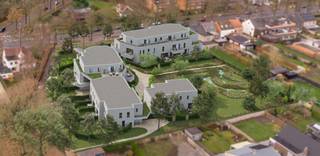 <p><span>Unit 74B is een </span><b><span>uitzonderlijk tuinappartement van 102 m²</span></b><span> met </span><b><span>2 slaapkamers</span></b><span>, waar veel licht en een ruim gevoel centraal staan. Je beschikt over </span><b><span>twee terrassen</span></b><span> in een </span><b><span>charmante privatieve tuin van 125 m² met toegang tot de parktuin</span></b><span>, wat zorgt voor een aangename verbinding tussen binnen en buiten. De woning behaalt bovendien een </span><b><span>S-peil van 23</span></b><span> en een </span><b><span>E-peil van -5</span></b><span>, goed voor een </span><b><span>EPC-label A+</span></b><span>, wat staat voor een bijzonder energiezuinige en toekomstgerichte woonst.</span><span> </span></p>
<p><span>In Hof Marly staan comfort, rust en energiezuinigheid centraal. Vloerverwarming via een individuele warmtepomp garandeert een aangenaam binnenklimaat met laag verbruik, terwijl zonnepanelen voorzien in de eigen energiebehoefte. Bovendien genieten bewoners vijf jaar vrijstelling van onroerende voorheffing.</span><span> </span></p>
<p><span> </span><span>Het project is doordacht uitgewerkt met een ruime ondergrondse parkeergarage, zeer brede autostaanplaatsen met privatieve berging en aparte fietsparkeerzones per blok. Via meerdere trappenhallen en liften bereik je vlot de woonentiteiten en het binnenpark.</span><span> </span></p>
<p><span>Ook bouwtechnisch scoort Hof Marly hoog, met een vijfsterrenlabel voor akoestiek en afwerking dankzij performante isolatie en doordachte ontkoppeling van de entiteiten.</span><span> </span></p>