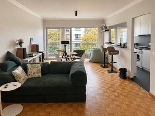 Dit gezellige 2 slaapkamer-appartement is gelegen in het centrum van Mechelen op wandelafstand van het station Mechelen-Nekkerspoel en het openbaar vervoer.Het appartement bevindt zich op de vijfde verdieping en is voorzien van een lift. Het appartement omvat een inkomhal, een ruime woonkamer met eetplaats en aansluitend een terras, en een volledig ingerichte open keuken.Verder omvat het appartement ook twee ruime slaapkamers en een badkamer. In de kelder is er nog een kelderberging (nr. 63) voorzien, alsook een ondergrondse parkeerplaats P25 (bereikbaar via blok 6).