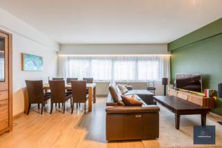 Zeer ruime woning 191m². Op het gelijkvloers heeft u de gemeenschappelijke hal rechts met kapsalon Krea's styling . Op het einde van deze hal is er een privatieve inkomdeur naar de ruime privé hal met kwalitatieve stenen trap en veel opbergruimte.<br /><br />Op de 1ste verdieping heeft u een extra ruime inkomhal, een toilet, een lichtrijke leefruimte voor een eethoek en een zithoek met uitzicht op het groene Maurice Claeysplein .<br /><br />Er is een mooie vernieuwde keuken op maat met toestellen, (inductiekookplaat, dampkap, oven, microgolf, ijskast, diepvries, diverse inbouwkasten, een ingebouwde eettafel en een zonnig zuider terras (18m²) , en een wasberging. <br /><br />Op de 1ste verdieping 3 of 4 slaapkamers: <br />- een masterbedroom met dressing of een 2de slaapkamer .<br />- Aan de voorzijde nog een 3de en een 4de slaapkamer.<br /><br />Er zijn 2 ingangen tot de moderne badkamer met een ligbad met 2-delig glazen douchescherm ,dubbele wastafels en toilet.<br /><br />De doorrit behoort bij het privatief. <br />Aan de achterzijde zijn er 2 autostaanplaatsen inclusief. <br />Aparte toegangsdeur aan de doorrit en private fietsen- en of afvalberging. <br /><br />Zeer gunstig gelegen in het centrum van Mariakerke met diverse winkels, scholen restaurants, openbaar vervoer, vlotte verbindingen R4, N9,;;;aangename wandel-fietsroutes natuurreservaat Bourgoyen, park Claeys Bouüaert en de groene velden. <br />vanaf prijs 399.000 euro <br /><br />sofie@makelaarshuys.be 0468 24 65 84