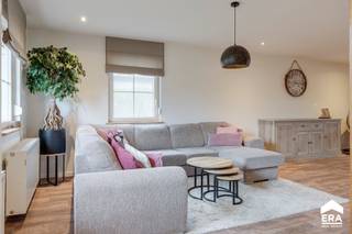 [[ DIT PAND NEEMT DEEL AAN DE ERA OPEN HUIZEN DAG OP 13/6 VAN 11:00 TOT 12:00 ]]
<p><strong>Instapklare, volledig gerenoveerde villa met 4 slaapkamers en 2 badkamers in het groene Hechtel</strong></p>

<p>Deze woning uit 1992 onderging vanaf 2020 een grondige renovatie met hoogwaardige materialen en werd in 2021 volledig afgewerkt. In 2026 werd bovendien een tweede badkamer gerealiseerd, wat het wooncomfort nog verder verhoogt. Dankzij het gunstige EPC-label B, zonnepanelen en een conforme elektrische installatie woont u hier bovendien energiezuinig en zorgeloos.</p>

<p><u>Troeven</u>:</p>

<ul><li>Volledige renovatie vanaf 2020 met hoogwaardige materialen.</li><li>Energiezuinig dankzij EPC-label B, zonnepanelen en conforme elektrische installatie.</li><li>​​​4 slaapkamers (met de mogelijkheid tot het realiseren van 5 slaapkamers)</li><li>2 badkamers</li><li>Gelijkvloers bewoonbaar</li><li>Rustige ligging in een groene omgeving</li></ul>
Extra troeven zoals een wasplaats, berging, een volledige kruipkelder en twee toegankelijke zolders zorgen voor bijzonder veel opslagruimte en gebruiksgemak.<br /> 
<p>Neem vandaag nog contact op met uw ERA-makelaar voor een bezoek.</p>

<p>JOUW DROOMHUIS. ZO GEVONDEN!</p>