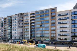 Are you looking for a prime commercial location or a valuable coastal real estate investment? This exceptional 150 m² commercial property in Residence Monaco (built in 1980) is located in an absolute A-location: right opposite SILT, the beating heart of Middelkerke. Here, you are assured of maximum visibility and a constant flow of passers-by, all year round.The building has a wide window with fantastic light and offers the unique opportunity to display goods or a terrace on the Zeedijk. In addition, there is a very large private basement, ideal for stock management and extra inventory, so that the shop floor can be used optimally.A major advantage is the possibility to establish a domicile at the back. This makes the property perfect for an operator who wants to combine living and working, or as extra added value for rental investors.The building is currently being successfully operated as a pop-up, but is completely free by deed. Whether you dream of an exclusive retail store, a stylish office or a liberal profession, this location offers endless possibilities.Take this rare opportunity on the renewed Zeedijk. Contact us today for more information or an on-site visit! Register of measures: no