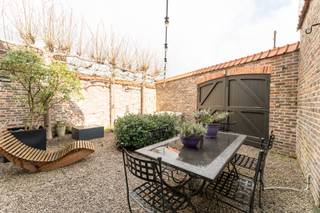 KIJKDAG ZATERDAG 18 APRIL VAN 10U30 TOT 12U. BENIEUWD?  MAAK NU EEN AFSPRAAK MET MARTINE OP 0497/ 525 504  of  martine.monteyne@hyboma.be

Op zoek naar een ruime, knusse, gezellige thuis? Kom dan zeker en vast deze gerenoveerde woning bewonderen.
Ruime inkomhal met gastentoilet. Woonkamer met vloerbekleding in parket, aansluitend een open en  volledig ingerichte keuken. Uniek is de 2de woonkamer met zicht op gezellige terras. Op de tussenverdieping is er een bureel aanwezig die zicht heeft op de woonkamer .Beide woonkamers zijn voorzien van een vloerbekleding in parket, cv op gas en een gezellige houthaard. De 2 garages zijn een extra troef. Op verdieping zijn er drie ruime slaapkamers, een hobbyruimte en prachtig ingerichte badkamer. Vaste trap naar de zolder biedt heel wat mogelijkheden. Achterzijde van deze woning  is bereikbaar via een privéweg.
Kortom, de moeite om een bezoekje in te plannen. Bel nu Hyboma op 051/480 980