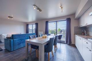 GERENOVEERD 3-SLPK APPARTEMENT in het pittoreske Klemskerke. Knap appartement (112 m²) volledig instapklaar, omvattende: inkom, leefruimte met...