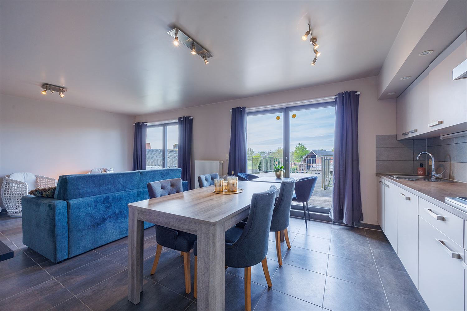 Gerenoveerd 3-slpk appartement met prachtig groot zonneterras - foto 2