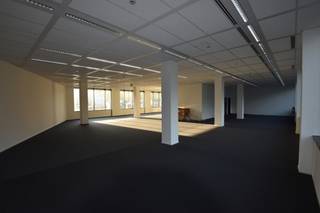 Office building of 5.197 sqm for sale in Auderghem, easily accessible by public transport (metro, tram and bus). Only 10 minutes from the cemetery of Ixelles (lively neighbourhood). Next to the E411.<br />The groundfloor is rented to Beobank. <br /><br />Underground parking: 42 places (Ratio: 1/124 sqm). <br />Archives on -1: 207 sqm.