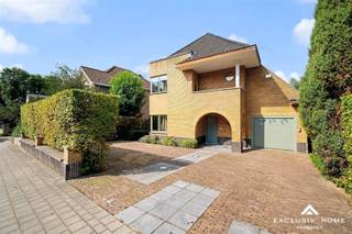 Deze prestigieuze herenwoning is gelegen net binnen de dorpskern van Wemmel, in een rustige zijstraat van de veel drukkere Limburg Stirumlaan...