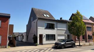 <p><strong>Centraal gelegen half open woning met polyvalente ruimte in het centrum van Sint Job in ’t Goor.</strong></p>
<p>Openbaar vervoer, scholen en verschillende winkels op wandelafstand. De op- en afrit van de snelweg E19 op 2km. Ook bos en groen met de Brechtse Heide of het wandel- en fietspad langsheen het kanaal op enkele minuten afstand.</p>
<p>De woning omvat 182m² woonruimte + op het gelijkvloers een <strong>polyvalente ruimte van 76m² in te richten als kantoor, praktijk of als zorgwoning / kangoeroewoning</strong>.</p>
<p>Indeling: vooraan een inkomhal met gastentoilet, <strong>ruime lichte woonkamer (41m²)</strong>, open keuken (15m²) ingericht met wandkasten, eiland en inbouwtoestellen. Grenzend aan de keuken een berging met aansluiting cv brander en wasmachine. Op de eerste verdieping een nachthal, slaapkamer 1 (23m²) met vaste kastenwand en een badkamer smaakvol afgewerkt met ruime inloopdouche, ligbad, meubel en toilet. Op de tweede verdieping twee kinderkamers, beiden 15m² groot met eveneens inbouw kastenwand.</p>
<p>Achteraan de woning een polyvalente ruimte (76m²) toegankelijk via de leefruimte of via een apart toegang aan de oprit. Deze polyvalente ruimte is op heden ingericht als een praktijk maar kan eenvoudig omgevormd worden naar kantoor, hobbyruimte of kangoeroewoning.</p>
<p>Achteraan een afgesloten stadstuin afgewerkt met tegels en toegankelijk via de polyvalente ruimte of de oprit. Naast de woning een oprit met doorgang naar de carport voor twee wagens en garagebox achteraan het perceel.</p>
<p>De woning is opgericht in 1962 maar kreeg in 2016 een mooie renovatie / update van keuken, badkamer, kaleien van de gevels, airco – splitters in 2018, 24 PV panelen, ……. Mede hierdoor behalen we een <strong>mooie energiescore ENERGIELABEL B</strong> – 173 kWh/m²/jaar</p>
<p>Ben je op zoek naar een centraal gelegen woning met drie slaapkamers, garage, tuin en extra ruimte neem dan zeker contact voor een vrijblijvend bezoek 03/636.47.47 of lieven@coga.be</p>