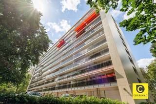 <p><span>Appartement lumineux d'une chambre avec une terrasse sur le toit à couper le souffle !</span></p><p><span>Ce charmant appartement est situé au dernier étage</span><span><sup> </sup></span><span>d’un immeuble très bien entretenu, bénéficiant d’un emplacement calme, verdoyant et central. Commerces, parcs, écoles, restaurants, installations sportives, transports en commun et axes routiers sont toujours à proximité. Vous recherchez un appartement unique, lumineux et prêt à emménager, doté d’une magnifique et vaste terrasse sur le toit (environ 20 m²), de faibles charges mensuelles et d’une installation électrique conforme ? Ne cherchez plus : cette perle rare à prix abordable est tout simplement le logement idéal pour un premier achat, la colocation étudiante parfaite ainsi qu’un excellent pied-à-terre !</span></p><p><span> </span></p><p><span>L'agencement est le suivant :</span></p><p><span> </span></p><p><span>Hall d’entrée & e salle de bains :</span></p><p><span>Le hall d’entrée, doté d’une porte de sécurité en acier, est recouvert d’un carrelage épuré et facile d’entretien, au look béton tendance "" , et abrite un vestiaire encastré. La salle de bains a également été entièrement rénovée et dispose d’une douche à l’italienne rustique avec effet pluie, d’un meuble-lavabo moderne avec armoire de toilette assortie et d’un éclairage LED intégré. Vous y trouverez également les branchements pour votre lave-linge et votre sèche-linge.</span></p><p><span> </span></p><p><span>Pièce à vivre & cuisine ;</span></p><p><span>L'espace de vie lumineux met en valeur le magnifique parquet à lames carrées, qui est en excellent état, tout en accentuant la sensation d'espace. Le cadre verdoyant semble s'inviter dans le studio et constitue une formidable valeur ajoutée pour votre qualité de vie. Il est donc très facile d’aménager un espace combinant salon, chambre et cuisine. Il ne vous reste plus qu’à installer vous-même la cuisine, ce qui vous permettra de l’aménager entièrement selon vos goûts. Bien entendu, les raccordements sont déjà entièrement prêts. Les volets roulants électriques constituent un petit plus appréciable qui garantit à 100 % votre tranquillité nocturne ainsi que votre intimité.</span></p><p><span> </span></p><p><span>Terrasse et local à vélos « & » :</span></p><p><span>La vaste terrasse orientée à l’ouest vous permet de profiter jusqu’au coucher du soleil d’un rayon de soleil tout en admirant la beauté de la nature environnante. Vous pouvez d’ailleurs y savourer en toute tranquillité un délicieux repas ou un apéritif pétillant. L'auvent électrique est déjà installé, mais il a besoin d'un peu d'entretien pour fonctionner à nouveau correctement. De plus, l'immeuble dispose d'un local à vélos commun.</span></p><p><span> </span></p><p><span>Atouts supplémentaires :</span></p><p><span>- Mobiscore 9,4/10 </span></p><p><span>- EPC B avantageux </span></p><p><span>- Vitrage à haute efficacité énergétique 2024</span></p><p><span>- Conforme aux normes EK </span></p><p><span>- Isolation récente de la toiture et des façades </span></p><p><span>- Terrasses rénovées </span></p><p><span>- Disponible dès la signature de l'acte</span></p><p><span>- Local à vélos commun</span></p><p><span>- Faibles charges mensuelles </span></p><p><span>- Prêt pour la fibre optique </span></p><p><span> </span></p>