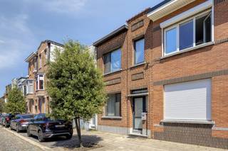 Ben je op zoek naar een woning met een praktische indeling en garage?<br />Centraal gelegen nabij winkels, scholen en openbaar vervoer<br /><br />Je komt de woning binnen via de afgesloten inkomhal, die toegang geeft tot de gezellige leef- en eetkamer.<br />Aansluitend bevindt zich de keuken, die mooi aansluit op de rest van de woning.<br />Achter de keuken vind je de badkamer, voorzien van een ligbad, lavabomeubel, toilet en aansluitingen voor een wasmachine en droogkast.<br />De keuken geeft bovendien toegang tot een veranda, die perfect dienst kan doen als extra bergruimte.<br /><br />Op de eerste verdieping bevinden zich <strong>twee ruime slaapkamers</strong>.<br />Daarnaast is er nog een praktische berging/dressing aanwezig.<br />Buiten geniet je van een gezellige koer en als absolute troef beschikt de woning over een garage, ideaal voor je wagen, fietsen of extra opslag.<br />Bovendien is er ook een kelder, die zorgt voor bijkomende bergruimte.<br /><br /><strong>Extra troeven:</strong>
<ul>
<li>Garage</li>
<li>Kelder</li>
<li>Boiler vernieuwd in 2024</li>
<li>Gunstig EPC</li>
</ul>
Bron bewoonbare oppervlakte : EPC - certificaat<br /><br />Een ideale woning voor starters, gezinnen of investeerders die op zoek zijn naar een eigendom met potentieel op een vlot bereikbare locatie.<br />Interesse? Contacteer ons voor een bezoek en ontdek zelf de troeven van deze woning!