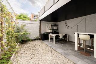 Deze prachtige, volledig onderkelderde herenwoning bevindt zich in een rustige zijstraat van de Vlaanderenstraat, midden in het historische...