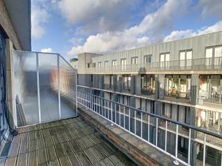 <p>2-bedroom flat in the centre of Leuven!</p><p>The apartment can be rented furnished or unfurnished.<br /><br />This flat is located on the fourth floor, has been completely renovated and is very bright.<br />The apartment consists of an entrance hall with cloakroom, adjoining the living room and kitchen. The kitchen is equipped with a hob, oven, fridge with freezer compartment and storage space. The bathroom has also been renovated and is equipped with a washbasin and walk-in shower. <br /><br />The apartment also has two bedrooms. A big plus is the spacious and sunny terrace. Finally, there is also a private basement storage room.<br /><br />The rent is 1150euros per month + 100 euros provision for communal costs.<br />Consumption is individual.<br /><br />Availability: 01/04/2026.<br /><br />Interested? Schedule your visit quickly via our website www.living-stone.be.</p>