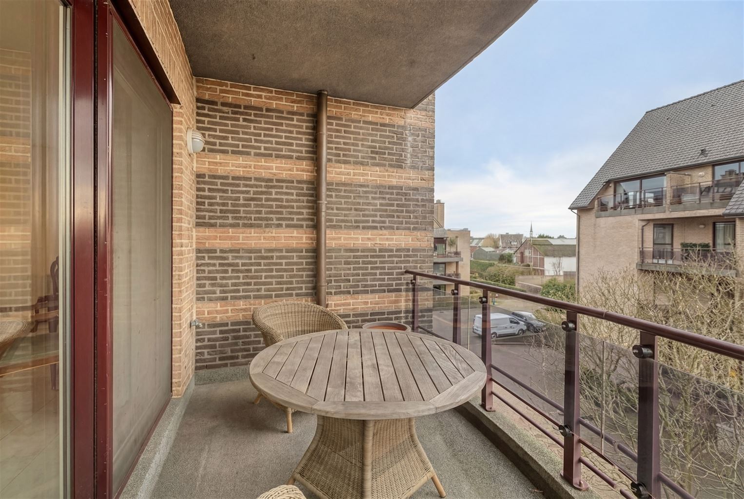 Prachtig, uitzonderlijk ruim appartement met 2 slaapkamers, 2 terrassen en inpandige garagebox, gelegen nabij het centrum van Maaseik. - foto 5