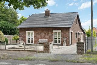 Deze instapklare woning ligt op een rustige en centrale locatie en biedt al het comfort op het gelijkvloers. Binnenin vind je een gezellige...