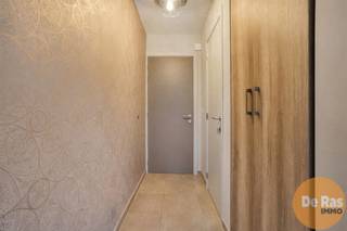 EERSTE KIJKDAG ZON. 08/02/2026 VAN 10U - 14U (op afspraak!! 053/60.65.60)OORDEGEM – Modern en recent duplexappartement met 2 slaapkamers en balkon.In...