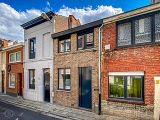 Met veel plezier presenteren wij deze charmante woning, rustig gelegen in het hart van bruisend Leuven. Hier geniet u van de ideale combinatie tussen stadsleven en rust, met winkels, ontspanningsmogelijkheden en openbaar vervoer binnen handbereik. Het station van Leuven bevindt zich op wandel- en fietsafstand, wat zorgt voor een vlotte mobiliteit. Deze karaktervolle woning biedt op het gelijkvloers een sfeervolle eet- en leefruimte, aansluitend op een volledig vernieuwde en geïnstalleerde keuken. De badkamer is uitgerust met een ligbad en toilet. Een extra troef is de lichte binnenplaats, een perfecte plek om te ontspannen. Daarnaast is er een handige bergkelder voor extra opslagruimte. Op de eerste verdieping bevindt zich een ruime slaapkamer, die naar wens kan worden ingedeeld. Kortom, deze goed onderhouden woning is ideaal voor individuen of koppels die op zoek zijn naar een gezellige thuis in een rustige buurt, met alle faciliteiten binnen handbereik. Deze charmante woning wordt aangeboden voor €1050/maand en is beschikbaar vanaf 6 januari. Nutsvoorzieningen zijn op eigen naam af te sluiten. Interesse? Neem snel contact met ons op via info@homies.be of bel naar 016 15 37 11.