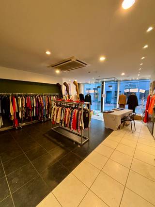 <strong>Poperinge : Centraal gelegen handelspand met woonst te Poperinge. Woongedeelte bevat 3 slaapkamers.  Ligt op 100meter van de markt.</strong><br /><br /><strong>Indeling</strong> : 
<ul><li>handelsruimte (momenteel ingericht als restaurant) met open keuken, berging, toilet, koer met stockageruimte</li><li>1ste verdieping : berging, terras, woonkamer met keuken, slaapkamer en badkamer</li><li>zolder met vaste trap, nog 2 kamers</li></ul>
<strong>Troeven</strong>

<ul><li>Onmiddellijk beschikbaar! vrij bij akte</li><li>verwarming met warmtepomp</li><li>op 100m van de markt</li><li>vanaf 157.000 euro </li></ul>
Momenteel in gebruik als kledingwinkel (vrij eind december 2025). Voordien als pastabar, schoonheidsinstituut ... Tal van mogelijkheden!