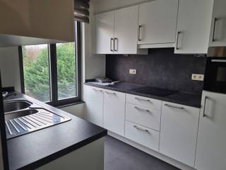 <p>Dit verzorgde appartement met 2 slaapkamers is gelegen op de 2de verdieping van het gebouw en is bereikbaar met een lift.<br /><br />Het appartement beschikt over een volledig uitgeruste keuken met combi-oven, koelkast met diepvriesvak, keramische kookplaat en vaatwasser.<br />De badkamer is voorzien van een douche en een badmeubel. <br /><br />Verder is er een berging in het appartement én een extra kelderberging.<br />Het appartement heeft een terras aan de voor-en achterzijde, ideaal om op elk moment van de dag van de buitenruimte te genieten.<br /><br />Bij het appartement hoort ook een ondergrondse autostaanplaats.<br /><br />Praktische info:<br /><br />Huurprijs: €910 / maand<br /><br />€50 voor de ondergrondse parkeerplaats (inbegrepen)<br /><br />€60 gemeenschappelijke kosten (inbegrepen)<br /><br />Onmiddellijk beschikbaar<br /><br />Troeven:<br />- Lift aanwezig<br />- Ondergrondse parking inbegrepen<br />- airco <br /><br />Heb je interesse? Vraag uw bezoek aan via onze website https://www.immovl.be/te-huur/list en druk op de knop 'IK WENS EEN BEZOEK'.</p>