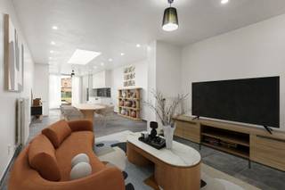 BEZOEKMOMENT VRIJDAG 06/02 VAN 15U TOT 18U. SCHRIJF JE IN VIA ONZE WEBSITE.<br />Deze recent volledig gerenoveerde starterswoning combineert ruimte, comfort en een uitstekende ligging. Met meer dan 150 m² bewoonbare oppervlakte op een perceel van ruim 200 m² biedt deze woning opvallend veel mogelijkheden binnen haar prijsklasse. De zeer ruime leefruimte van ca. 45 m² geniet van overvloedig daglicht en sluit naadloos aan op de recente open keuken, ideaal voor wie houdt van open en praktisch wonen.<br />De woning beschikt over maar liefst vier volwaardige slaapkamers en een bijzonder stijlvolle badkamer met een prachtig ligbad. Verwarmen gebeurt via centrale verwarming op aardgas met een condensatieketel. Het EPC bedraagt 247 (label C), de woning is asbestveilig en uitgerust met mechanische ventilatie.<br />Dankzij de zuidelijke oriëntatie geniet u de hele dag van natuurlijk licht. Een absolute meerwaarde is de zeer handige achteruitweg, perfect voor fietsen, vuilnisbakken of extra toegankelijkheid.<br />Gelegen op een toplocatie, dichtbij winkels, scholen, openbaar vervoer en andere voorzieningen, woont u hier uiterst centraal zonder in te boeten aan rust en comfort.<br />Een instapklare woning met uitzonderlijk veel troeven, ideaal voor snelle beslissers die op zoek zijn naar kwaliteit, ruimte en een sterke ligging. Bel ons nu voor een afspraak op het nummer: 052/46.38.03 en wie weet tot binnenkort!