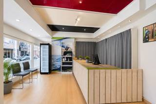 Titel
Handelspand van 79 m² met 9 meter vitrine in hartje Zottegem
Locatie:
Dit handelspand is uitstekend gelegen aan de Hoogstraat 56 in het centrum van Zottegem, op een zichtbare locatie tussen andere handelszaken en op wandelafstand van alle centrumvoorzieningen.
Voor een succesvolle handelszaak is zichtbaarheid essentieel. Een ruime vitrine zorgt ervoor dat uw zaak, producten en uitstraling meteen in het oog springen bij voorbijgangers. Met een vitrinebreedte van maar liefst 9 meter beschikt dit pand over een bijzonder sterke commerciële zichtbaarheid.
Indeling:
Het handelspand beschikt over een totale oppervlakte van 61 m² en biedt een open en flexibel in te richten handelsruimte. Dankzij de brede raampartijen aan de voorzijde geniet het pand bovendien van veel natuurlijke lichtinval.
De indeling kan volledig worden afgestemd op de toekomstige activiteit. Hierdoor leent het pand zich uitstekend voor onder meer retail, kantoor, dienstverlening, showroom of een vrij beroep, steeds onder voorbehoud van de nodige vergunningen.
Troeven:
79 m² handelsoppervlakte
Maar liefst 9 meter vitrine
Uitstekende zichtbaarheid
Gelegen in hartje Zottegem
Veel natuurlijke lichtinval
Open en flexibel in te richten
Geschikt voor verschillende commerciële activiteiten
Sterke commerciële uitstraling
Technisch:
Het handelspand bevindt zich op het gelijkvloers en combineert een praktische oppervlakte van 61 m² met een opvallend brede straatgevel. Vooral de 9 meter brede vitrine is een absolute troef: een handelszaak moet gezien worden, en dit pand biedt daarvoor alle mogelijkheden.
Dankzij de centrale ligging, de grote glaspartijen en de flexibel in te richten ruimte vormt dit een interessante opportuniteit voor ondernemers die op zoek zijn naar een zichtbare commerciële locatie in hartje Zottegem.
Voor meer informatie of een bezoek kan u een aanvraag invullen op onze website of even bellen op het nr. 03/345.88.99.