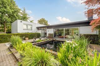 Ontdek deze karaktervolle Split-level woning met zwembad, siervijver en wijnkelder – gelegen in een groene residentiele omgeving op een ruim...