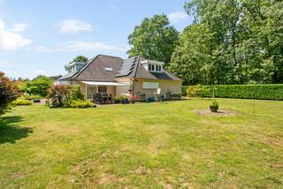 Deze instapklare goed onderhouden woning is gelegen in een groene residentiële wijk op een perceel van +/- 1.643m². <br />De woning dateert van 2006 en omvat 4 slaapkamers, dressing, 2 badkamers, lichte woonkamer met keuken, berging, wasplaats en carport.<br />De master bedroom met dressing en badkamer bevinden zich op de gelijkvloerse verdieping waardoor deze woning ook ideaal is voor mensen op leeftijd of mindervaliden of co-housing.<br /><br />Gelijkvloers:<br />We betreden de woning via de centrale inkomhal met apart toilet en voldoende ruimte voor het plaatsen van een vestiairekast. Via deze ruimte heeft u toegang tot de woonkamer met gashaard die beschikt over grote raampartijen (met elektrische screens en zonneluifel) waardoor er zeer veel lichtinval aanwezig is. Keuken is volledig geïnstalleerd met combi oven, vaatwasmachine, natuurstenen werkblad, inductievuur, ijskast en vriesvak. De masterbedroom met eigen badkamer en dressing is voorzien op de gelijkvloerse verdieping zodat de woning ook ideaal geschikt is voor kopers op leeftijd, mindervaliden of co-housing.<br />Voorts bevinden er zich nog een zeer praktische wasplaats en berging/technische ruimte op deze verdieping.<br /><br />Eerste verdieping:<br />Op de eerste verdieping bevinden er zich 3 volwaardige slaapkamers en een tweede badkamer met ligbad, lavabomeubel en toilet.<br /><br />Tuin:<br />De tuin is fraai aangelegd en voorzien van een tuinhuis en robotmaaier.<br /><br />Bijzonderheden:<br />- Energiezuinige woning (EPC label A) met geothermische warmtepomp, 30 zonnepanelen, waterboiler 400l en buffervat 200l<br />- Elektrische laadpaal<br />- Alarm, elektrische screens, zonneluifel en vliegenramen aanwezig<br />- Groene locatie met rustige tuin en robotmaaier<br />- Carport aanwezig