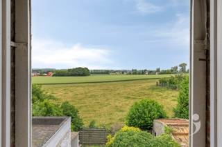 <p><span>Karaktervolle woning met potentieel en vergezicht te Boutersem</span></p><p><span>Bent u op zoek naar een woning die u volledig naar eigen smaak kan renoveren én tegelijk beschikt over grote volumes en charme? Dan is deze ruime woning in het landelijke Boutersem absoluut een bezoek waard.</span></p><p><span>Deze te renoveren woning biedt vandaag 3 volwaardige slaapkamers, met bovendien de mogelijkheid om op de ruime zolderverdieping eenvoudig een 4e en zelfs 5e slaapkamer te creëren. Ideaal voor grote gezinnen, thuiswerkers of wie extra hobby- of logeerruimte wenst.</span></p><p><span>Een van de blikvangers is het prachtige open vergezicht over de achterliggende velden en het landschap. Hier geniet u dagelijks van rust, licht en een gevoel van ruimte.</span></p><p><span>Dankzij de gevelbreedte van maar liefst 9 meter geniet de woning van een aangename openheid en tal van indelingsmogelijkheden. De hoge plafonds versterken bovendien het ruimtelijke gevoel en geven de woning extra karakter en charme.</span></p><p><span>Buiten vindt u een gezellige kleine tuin waar u in alle rust kan genieten van het groene uitzicht mits afbraak van de houten schutting.</span></p><p><span>Troeven op een rij:</span></p><ul><li><span>Te renoveren woning met veel potentieel </span></li><li><span>Open bebouwing</span></li><li><span>3 slaapkamers + mogelijkheid tot 2 extra kamers op zolder </span></li><li><span>Prachtig vergezicht over velden en landschap </span></li><li><span>Brede gevel van 9 meter </span></li><li><span>Hoge plafonds met veel charme </span></li><li><span>Kleine, onderhoudsvriendelijke tuin </span></li><li><span>Rustige ligging in het groene Boutersem</span></li><li><span>Ruime, bruikbare kelder voor extra opbergmogelijkheden</span></li></ul><p><span> </span></p><p><span>*gelet op het huidig energielabel is de woning onderhevig aan de renovatieplicht.</span></p><p><span> </span></p><p><span>Benieuwd of deze woning is wat u zoekt? Vraag je bezoek aan via <span>info@immolivit.be</span></span><span> of 016 15 31 15</span></p>